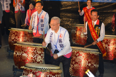 卓伯源補選立委,遭勸進者吳敦義 「棄養」。圖為吳敦義(前)、卓伯源(左2)及林滄敏(右)3在縣長選舉一役同台擊鼓,象徵藍營大團結畫面。(中央社資料照)