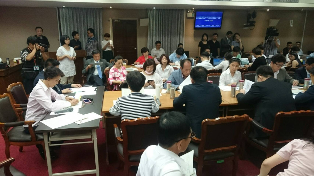 立院內政委員會27日初審通過民進黨版《兩岸人民關係條例》修正動議,中國籍配偶取得身分證年限維持6年,並須通過國民權利義務基本常識測試。(何豪毅攝)