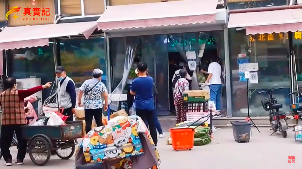 北京疫情嚴重，也加入搶菜行列，網路說「上海人在封城中搶糧食，北京人在搶糧食中等封城」，作者認為這個寫照實在太黑色了。圖/截自網路真實記影片