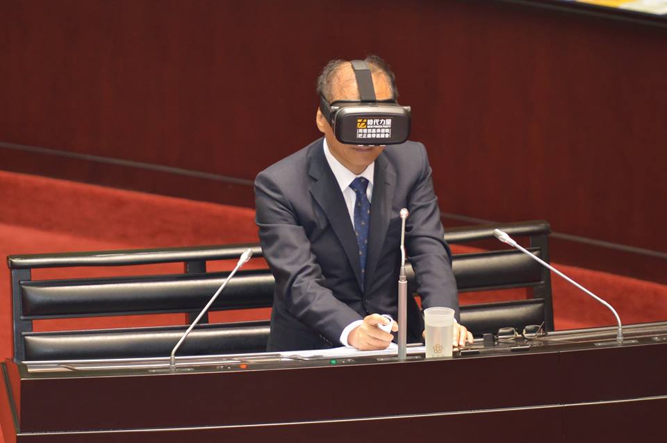 雄三誤射事件，國民黨政策會執行長蔡正元痛批林全。圖為林全接受黃國昌VR質詢（資料照片，郭文宏攝）20160603