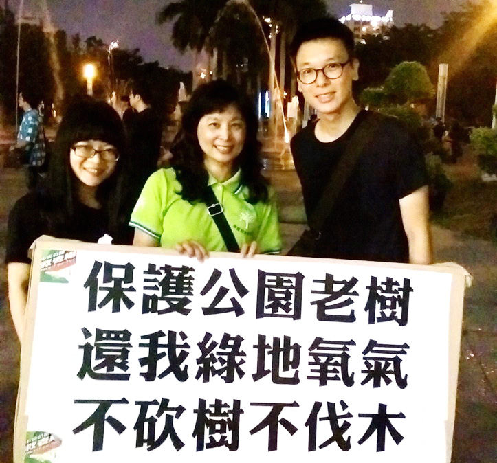林飛帆折返中央公園與江慧楓老師等人會談並簽名支持（記者陳俊廷攝）