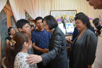 雄三飛彈誤射飛彈，家屬獲國賠3484萬元，圖為總統蔡英文赴黃文忠船長家弔唁慰問。圖／中央社（資料照）