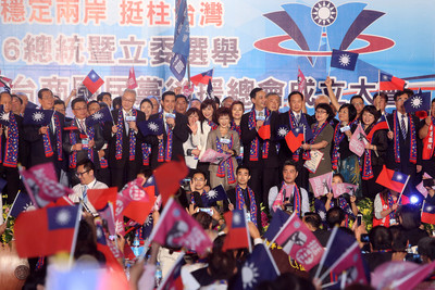 兩岸台商國民黨後援總會成立大會在台北圓山飯店舉行，總統馬英九、副總統吳敦義與國民黨主席朱立倫同台為總統參選人洪秀柱加油。（中央社）20150930