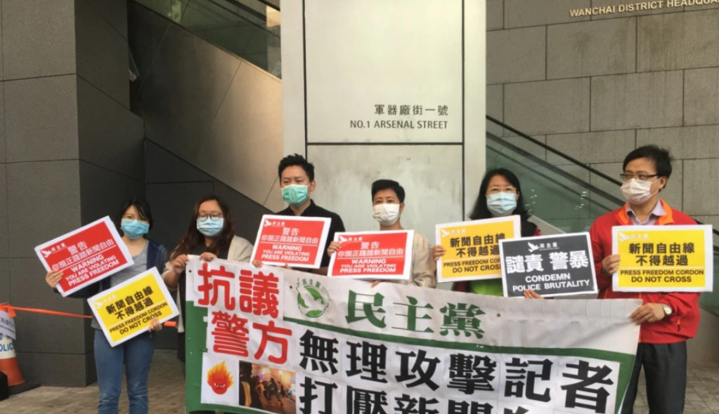 香港立法會議員黃碧雲2020年3月10日下午到員警總部抗議，要求警方約束前線警員侵犯新聞自由行為。圖／擷自美國之音，王四維攝