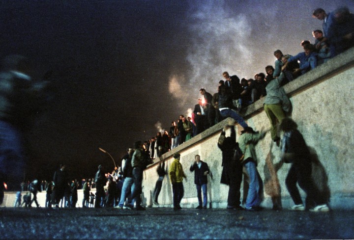 1989年11月，政府正式宣布拆除柏林圍牆後，東德人民爬上柏林圍牆慶祝。（網路資料）