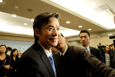 國家安全會議秘書長金溥聰(前)被爆料現身日本東京機場,懷疑是「離台避禍」,但金發聲明堅稱是前往旅遊。(資料照片,中央社)20150408