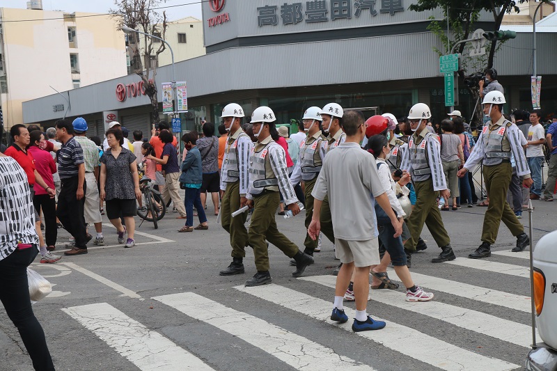 高雄氣爆現場。(記者何豪毅攝)