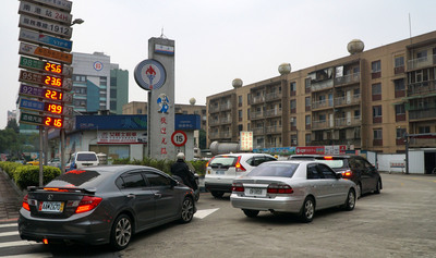 中油公司依浮動油價機制計算，宣布自9日凌晨零時起調漲各式汽油價格每公升新台幣1.9元、各式柴油價格每公升2.0元。民眾8日紛紛前往加油站加油。(中央社)