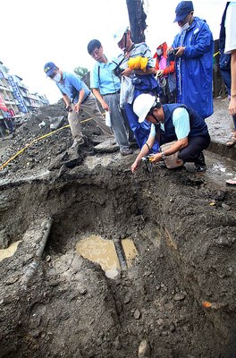 圖為檢方勘查氣爆箱涵內管線與箱涵連結處。(中央社)