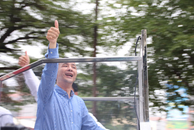 國民黨總統候選人朱立倫（圖）5日下午到嘉義市掃街拜票，站在宣傳車上高舉大拇指懇請鄉親支持。（中央社）