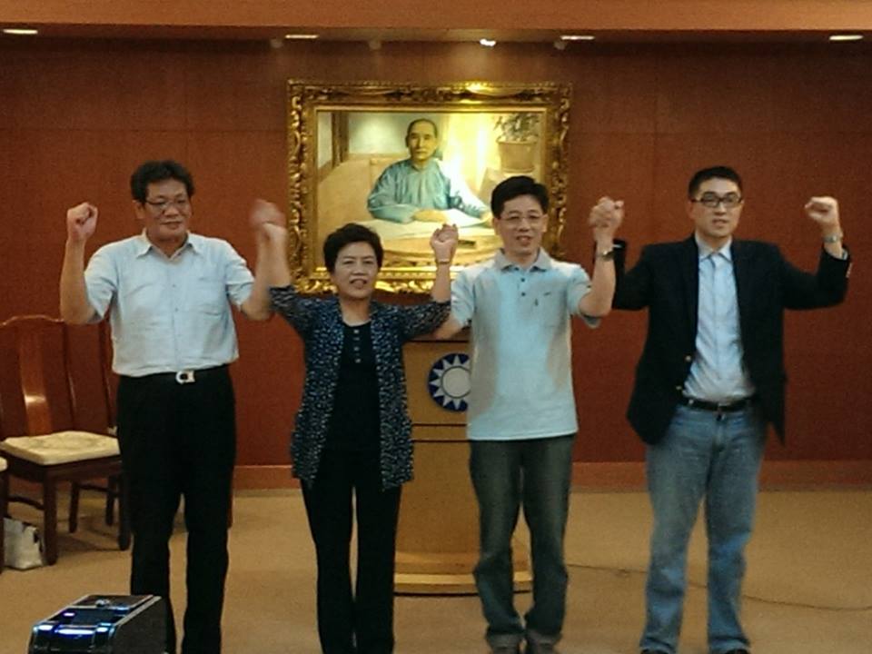 國民黨中常會今（30）日通過徵召國安會諮詢委員謝立功參選基隆市長，會後記者會中，謝立功（右二）與立委謝國樑（右一）、徐少萍（右三）及市黨部主委黃原亮與一同牽起手，高喊「凍蒜」，共同營造團結勝選氣勢 (記者唐詩攝影)