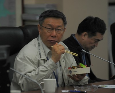 外傳台北市政府顧問洪智坤有意請辭,台北市長柯文哲7日晚間受訪時表示,洪智坤最近走路常常會喘,選後就讓他先休息一下。(中央社資料照)