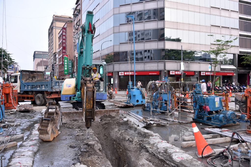 北市八德路、光復北路口因台電工程出包導致路面下陷，北市府道歉，3日晚間成立現場前進指揮所，全天候24小時監測現場沉陷值，並對台電開罰。圖／北市府