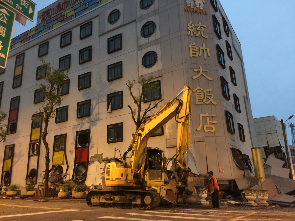 花蓮統帥飯店地震應聲倒塌，釀一死，現已夷為平地。圖／王志偉（資料照片）