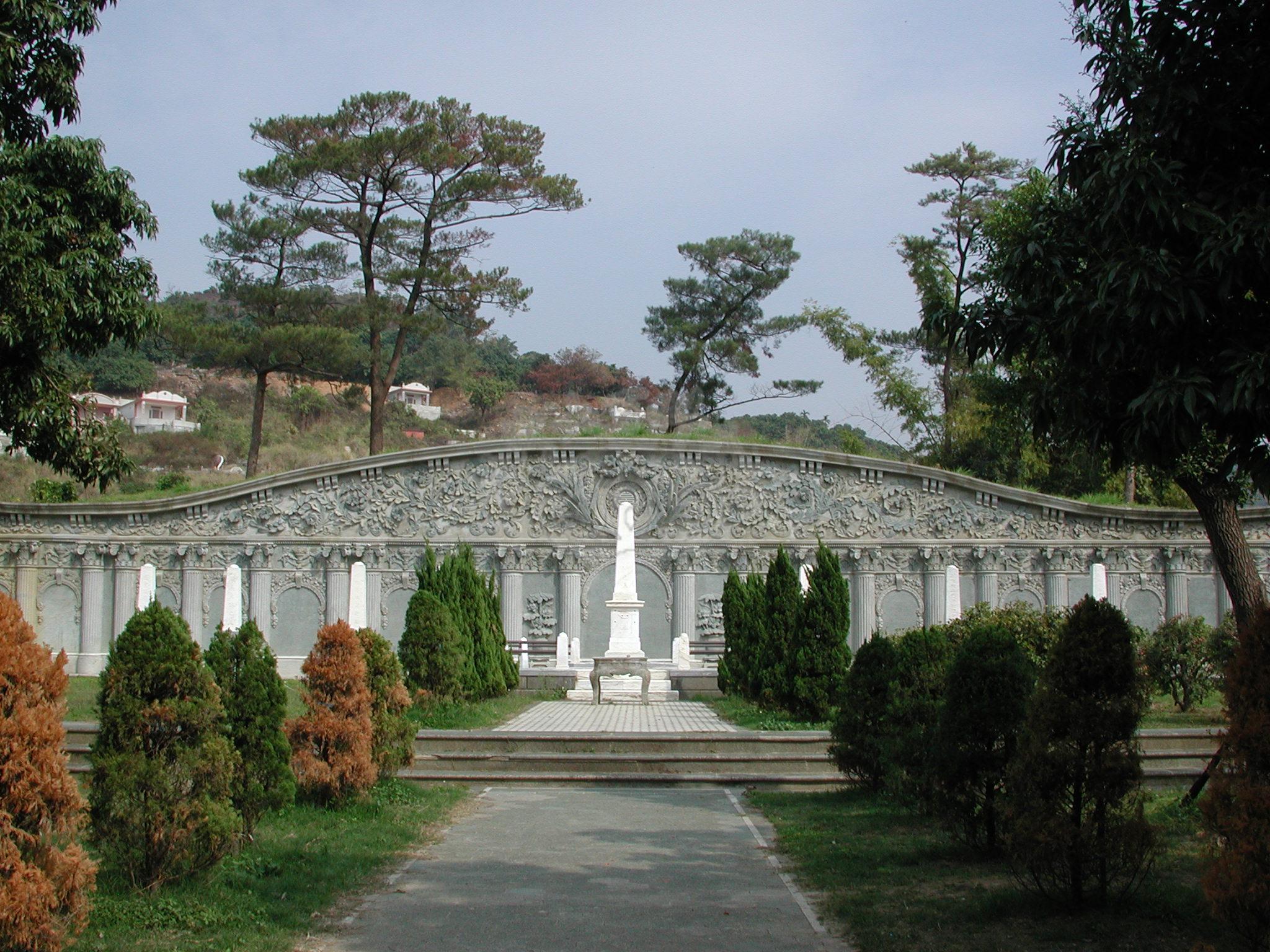 有供必有需，業者斥鉅資整地築塔，自然是看準國人渴望為逝去親人購置陰世豪宅美居以盡心意。