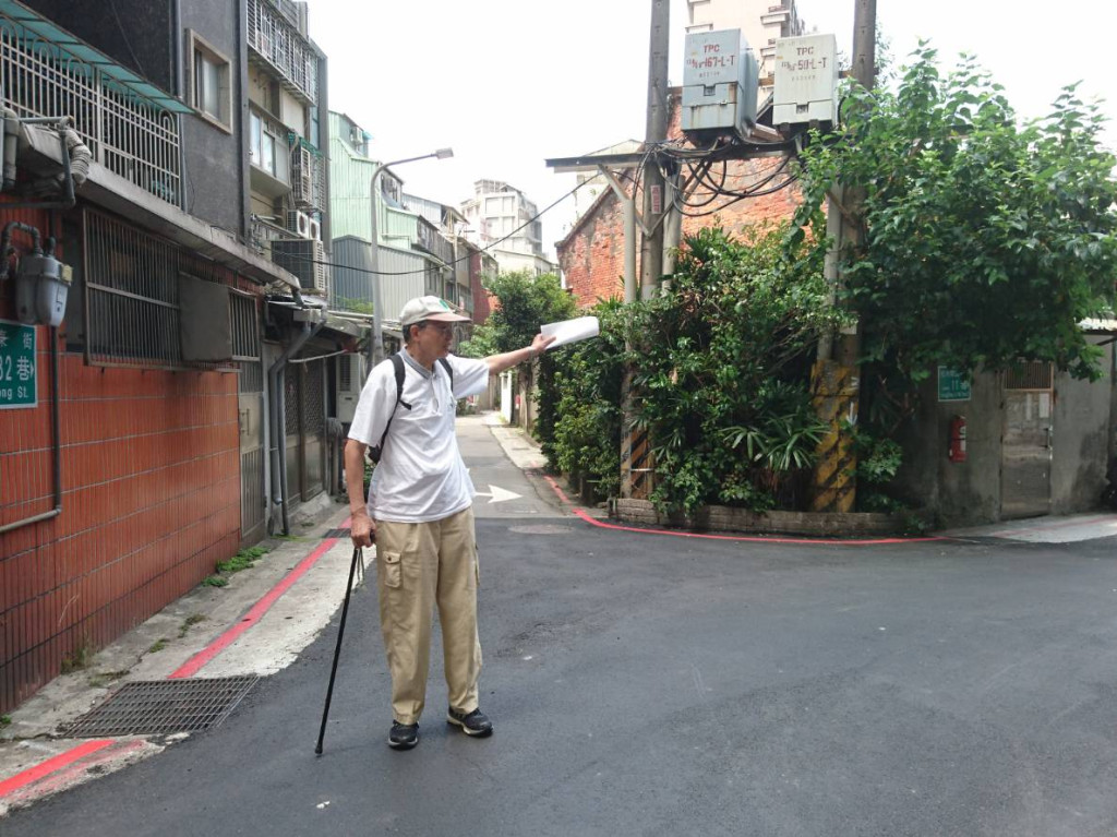 台北齊東街原叫「七間仔」，是清朝艋舺通往雞龍的古道。圖為現在齊東街的後巷，左方是民宅， 第一間是舊莊家租宅，目前建築都已經改建，早已不是70年前的舊貌了。圖／莊萬壽提供