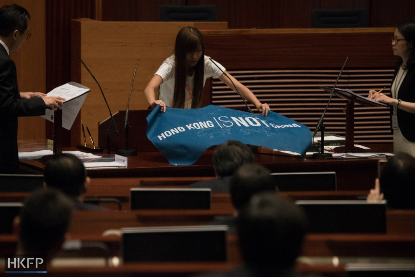 香港本土派政黨「青年新政」梁頌恆與游蕙禎2名候任議員宣誓事件，中國全國人大常委會今天早上表決《基本法》第104條的解釋草案，獲得全票通過，中共此舉在於壓制港獨，也等於宣布香港司法獨立已蕩然無存。圖為青年新政立法會議員游蕙禎，在宣誓中拉著「Hong Kong is not China」布條。取自/香港自由新聞（HKFP）Twitter圖片