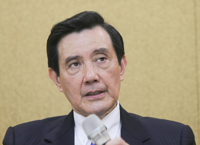 前總統馬英九無法赴香港，於是透過錄影發表演說，順便酸了蔡政府一頓。但是馬英九一再強調的「依法行政」，小英根據「國家機密保護法」依法行政不讓他去香港，當然也合法。圖／中央社