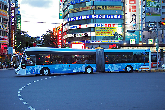 台中市新舊市府間嚴重爭議的BRT捷運公車，終於落幕，今年七月改制為「優化公車系統」，開放直行公車行駛台灣大道，總運量增27％，公司反虧為盈。雙節巴士變成了「海線自強號公車」。（摘自網路）