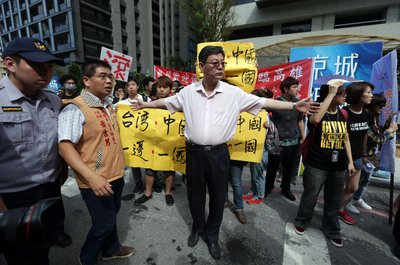 高雄市長陳菊與中國國務院台灣事務辦公室主任張志軍27日在高雄漢來大飯店巨蛋會館會面，場外警方隔離抗議團體。（中央社）
