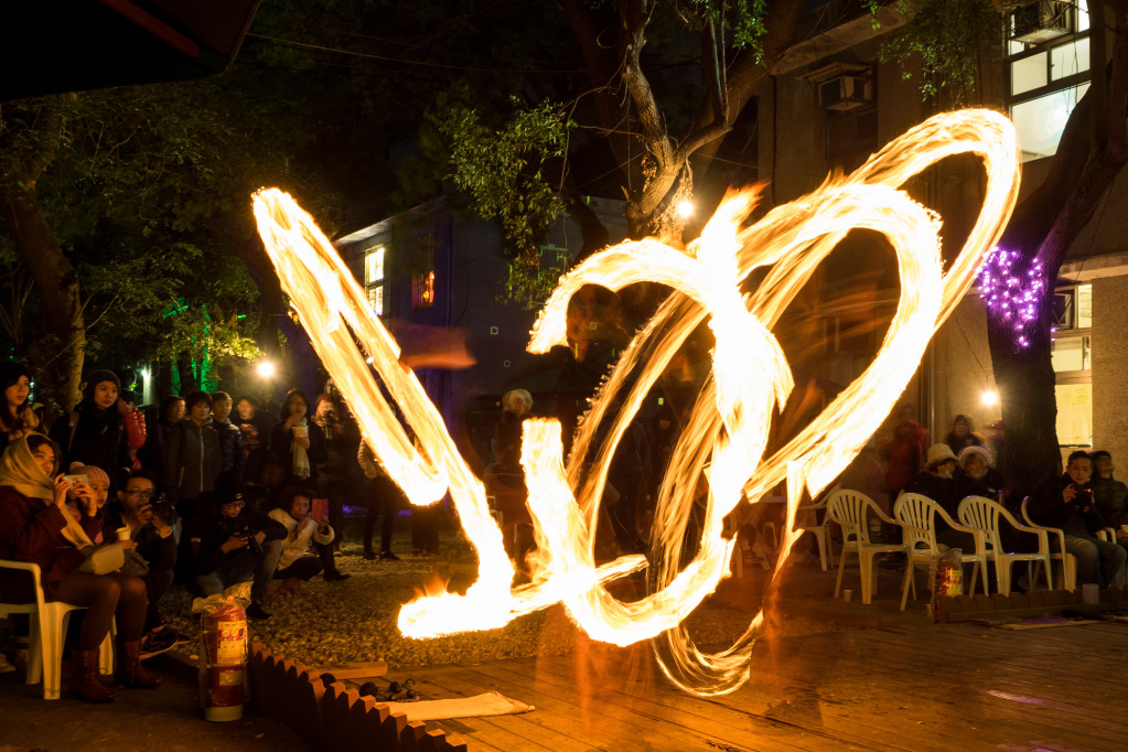 表演火舞的駐村藝術家。圖/張家銘