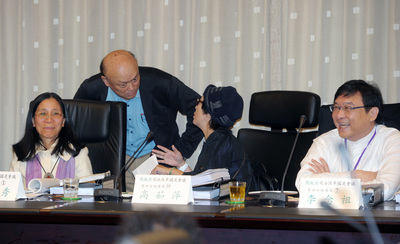 總統府司法改革國是會議第四分組第三次會議24日在總統府召開,分組召集人、前大法官許玉秀(左)及分組委員高茹萍(右2)、李念祖(右)等人會前交談。圖/中央社