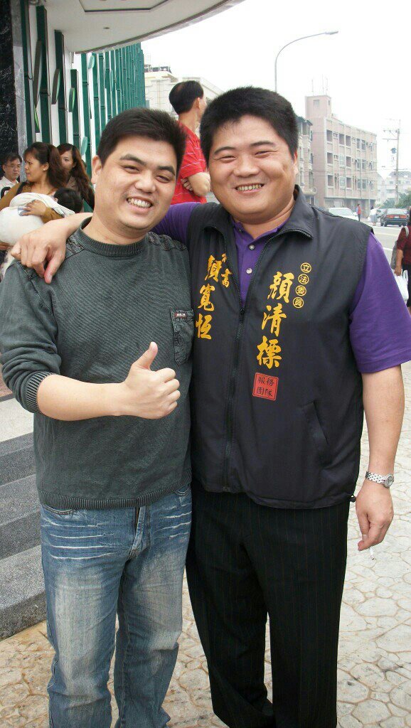 國民黨立委顏寬恆（右）深夜貼文，對「消波塊」老梗又好氣又好笑，要鄉民「有空來海線走走」。（翻攝自顏寬恆臉書）20150920