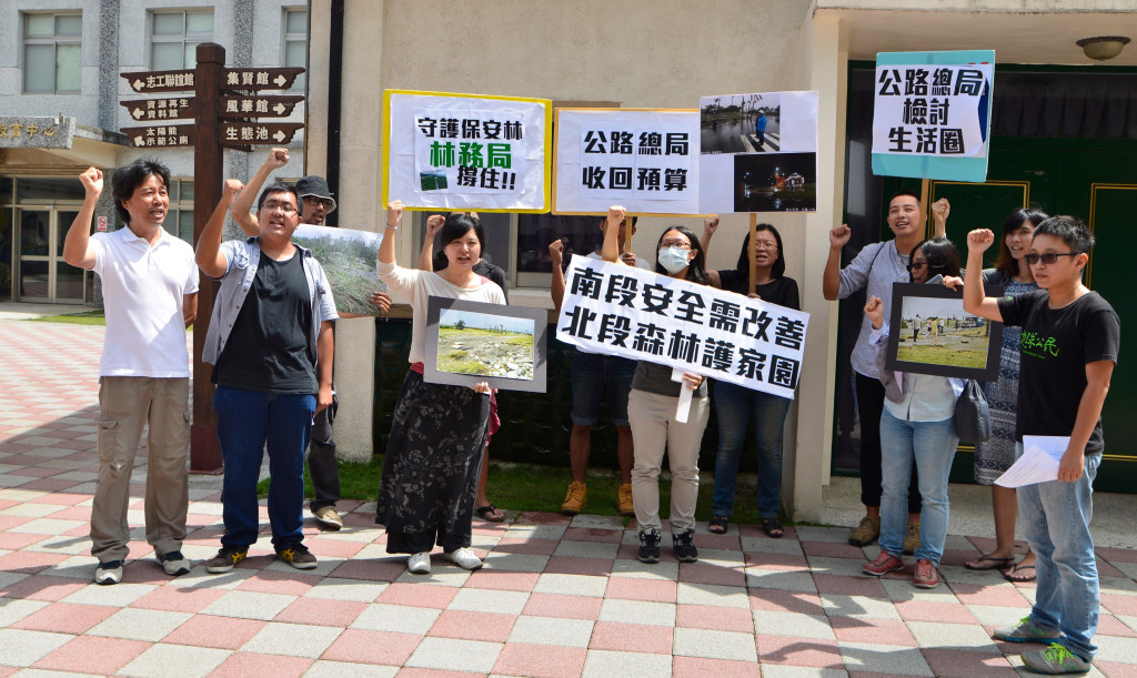 縣府拓寬193縣道，因北端工程將通過防風林，而當地也被視為全台最美的海岸公路，公民團體多次表達憂慮。（資料照片／王志偉攝）