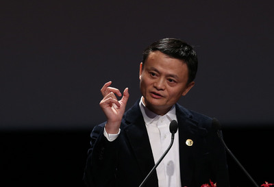 阿里巴巴集團不但在美因假貨事件遭投資人提起集體訴訟，又被爆早在08年就化身新加坡商來台投資，且經濟部還晚了七年才發現，經濟民主連合召集人賴中強批評，只有經濟部不知道阿里巴巴是中資？要求撤資。然趕在董事局主席馬雲（如圖）來台前夕，阿里巴巴依舊「大手筆」宣布要成立百億投資基金。（中央社資料照）