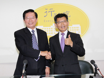 行政院政務委員楊秋興（右）、簡太郎（左）雙雙辭去政務委員，專心投入選戰。（中央社）