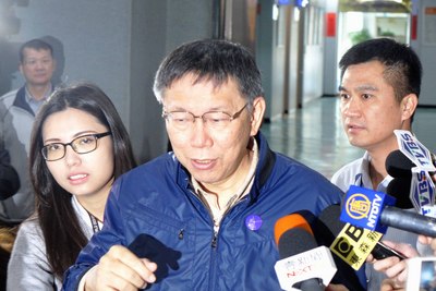 台北市長柯文哲（見圖，中央社資料照片）又挨轟。台北小巨蛋擬調漲場地收費標準，引發娛樂界反彈，台灣天團五月天所屬的相信音樂、超級圓頂、寬宏藝術等多家音樂娛樂公司，今（1）日聯名發表公開信，痛批漲價如兩廳院官僚翻版。