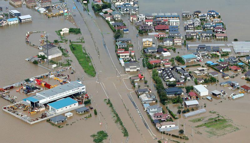 日本連日暴雨導致鬼怒川、渉井川接連潰堤,淹沒、毀損周邊道路與房屋,甚至連福島核電廠都傳出輻射隨雨水流入大海,讓人擔心輻射再次污染海洋。(圖為大崎市的古川西荒井地區多處地方淹水,日本共同社提供,中央社)