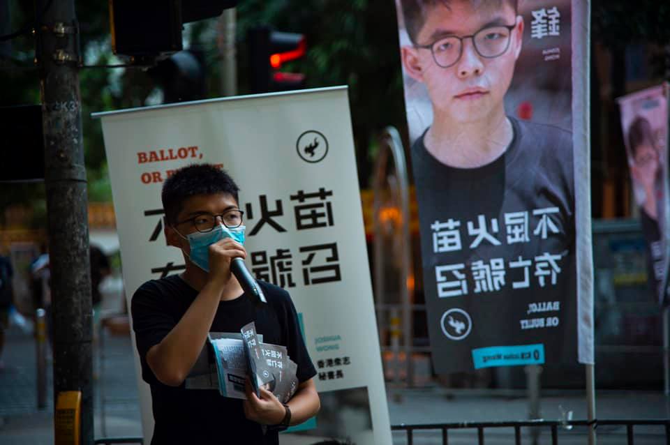 黃之鋒認為，香港人的勇氣和智慧可以跨越一切，他呼籲香港人不要忘記超過100位仍在監獄的抗爭者，他認為應該積極參與於7月11日舉行的民主派立法會初選。圖／擷自黃之鋒臉書