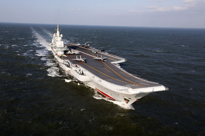 有「海上棺材」的外號的中共遼寧號航空母艦，出現在台灣外海，示威的成份很大，表面上是對台灣「伸中指」，其實是在向美國與日本挑釁。圖／中央社（中新社提供）