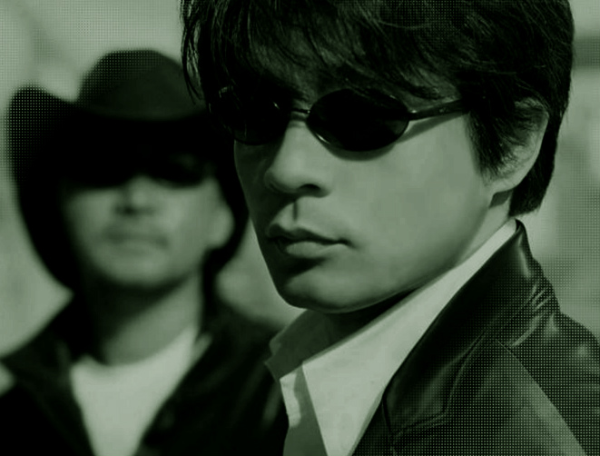 曾引領亞洲流行樂壇,日本1990年代最重要演唱團體「恰克與飛鳥」(Chage & Aska),其中團員飛鳥涼(前)已因吸毒被捕。(圖片取材自網路)