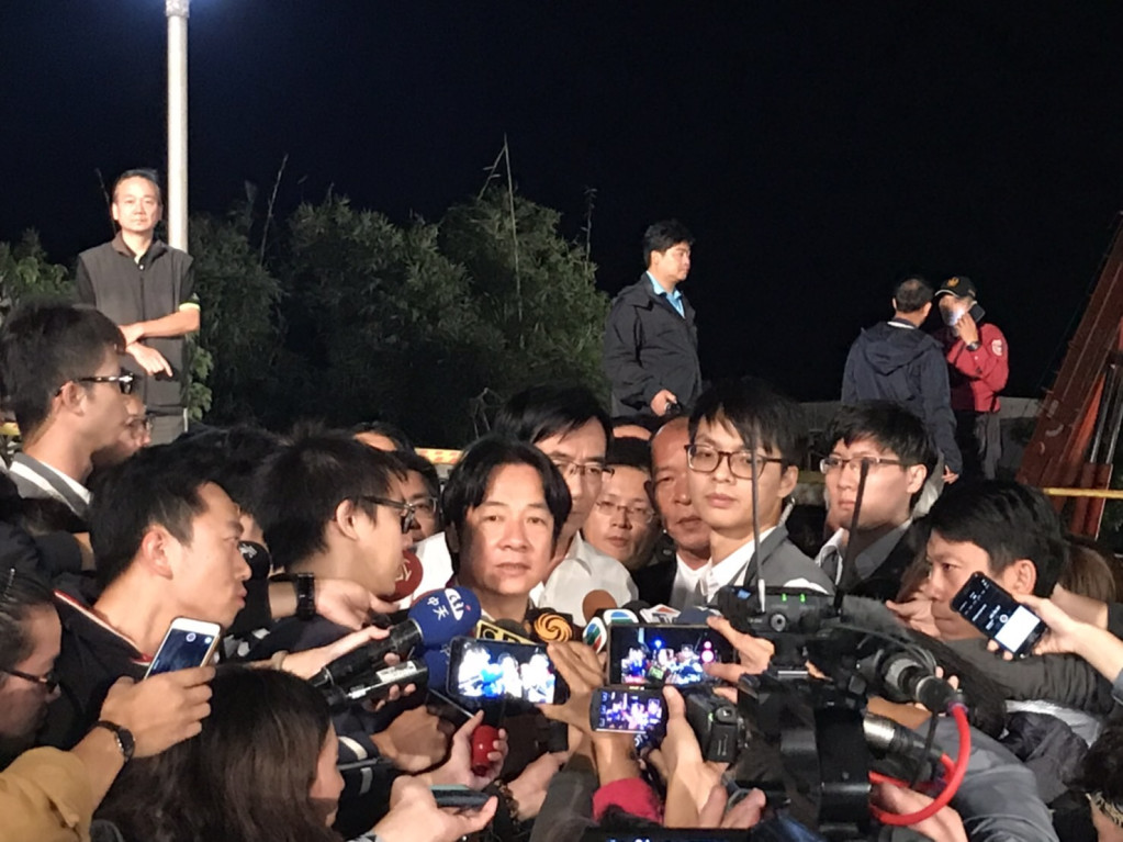 行政院長賴清德昨（21）日深夜抵達普悠瑪翻覆事故現場後，又趕往羅東聖母醫院探望傷者，並對後續問題進行回應。圖／鐵路警察局提供