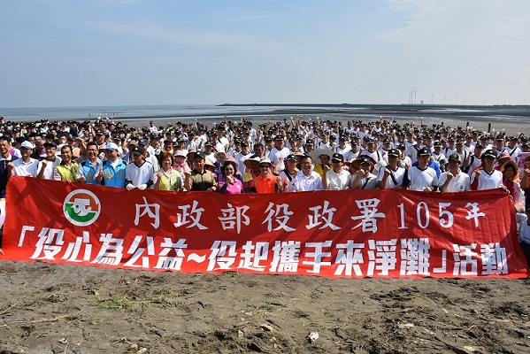 替代役「在職訓練」以海灘淨灘為項目，結合岸廵大隊及濱海工業園區志工，共襄盛舉，烈陽下的揮汗，體驗服務和環保的意義。（彰化縣政府提供）