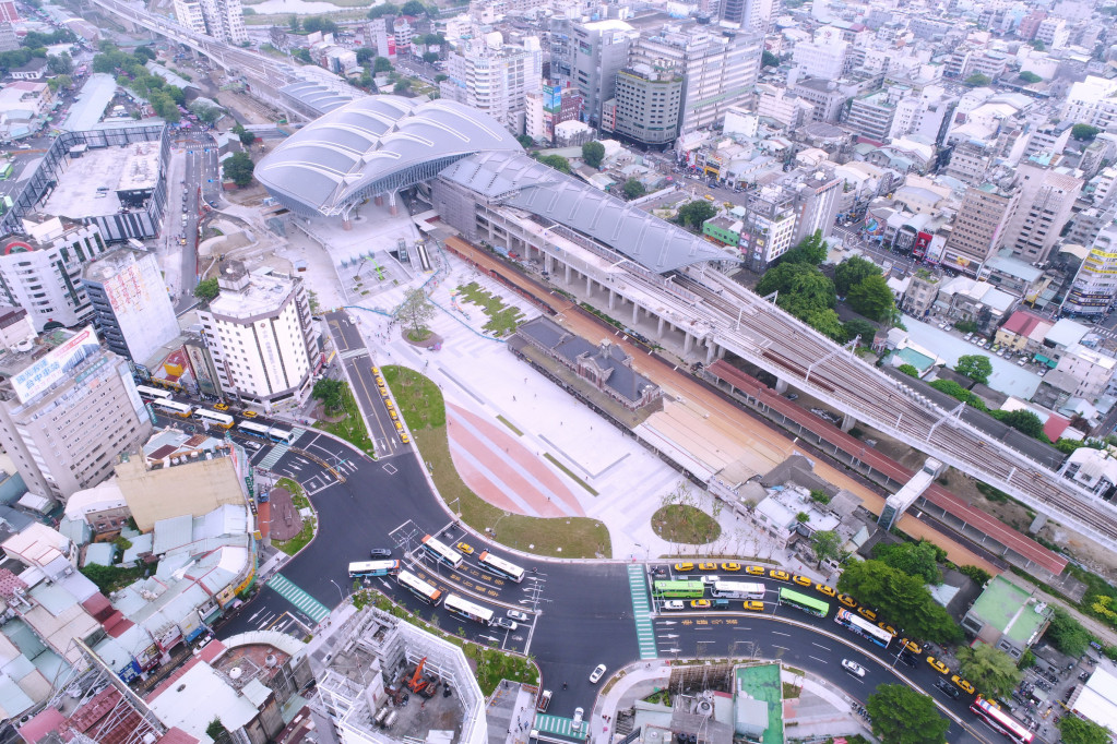 因應鐵路高架化第二階段通車，台中市政府編列3.5億元，進行台中車站廣場改建工程，打造與百年古蹟老車站共融的現代化廣場，也作為大台中鐵路交通的新門面，今(3)日完工啟用。圖中央建築物即為古蹟舊台中火車站。(台中市新聞局)