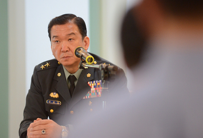 藝人李蒨蓉登坐陸軍阿帕契直升機引發爭議，陸軍4日二度聲明強調嚴查、絕不包庇涉案人員，圖為陸軍副司令潘家宇昨天主持記者會。(中央社資料照片) 20150404