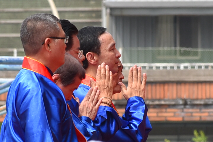 新北市長朱立倫和鴻海集團董事長郭台銘一同擔任主祭，行三跪九叩與三獻禮。圖／鍾孟軒