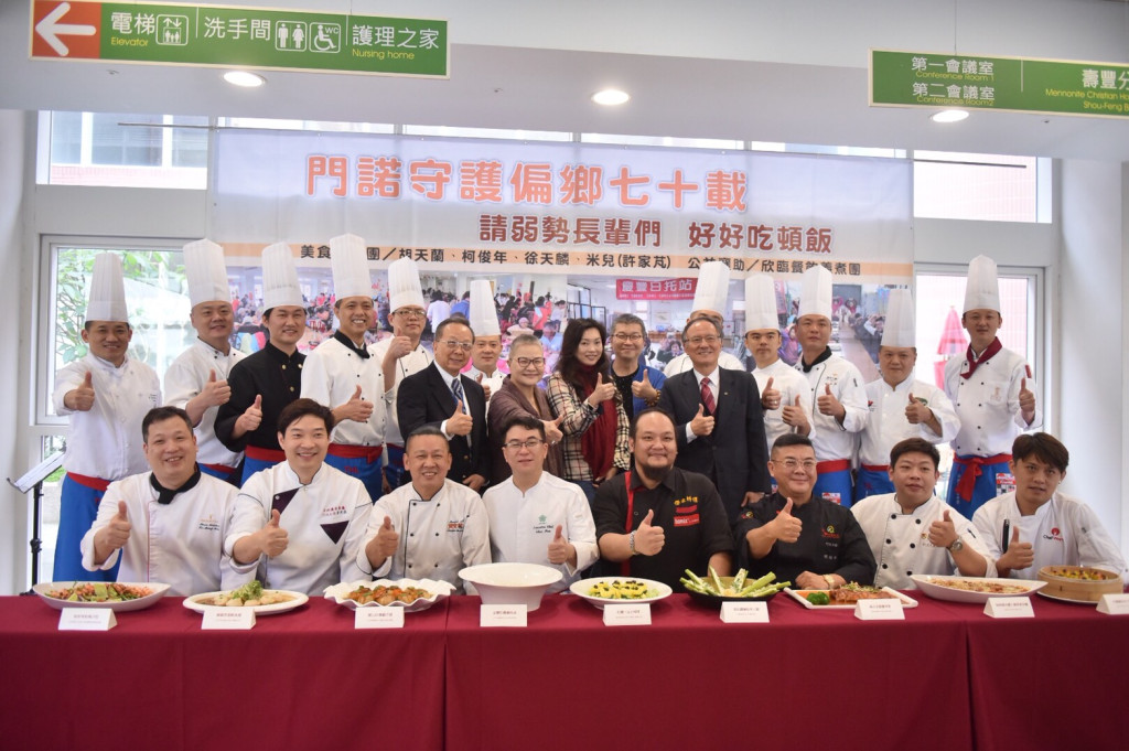 胡天蘭和徐天麟美食家，與「欣臨餐飲義煮團」18位名廚，帶著美味食材，到門諾醫院壽豐分院，為長者們料理。圖／王志偉