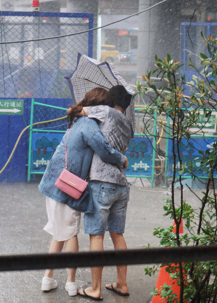 梅姬颱風襲台，全台各地均籠罩在強風大雨中。圖／張良一