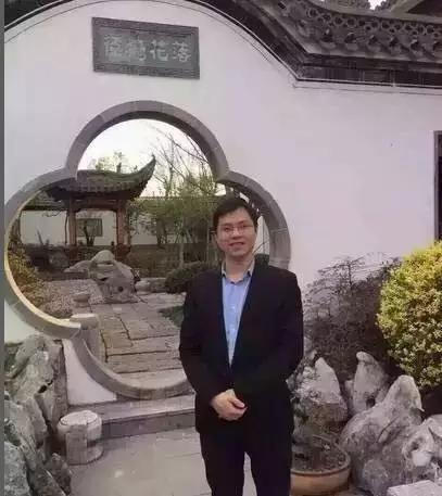 雷洋遭到北京警方以嫖妓罪名逮捕,沒多久北京警方即宣稱雷洋「非正常死亡」,坊間懷疑雷洋從事的環保工作妨礙政商兩界人士的利益而遭殺害。(圖片: 下載自美國之音)