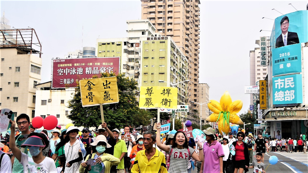 民眾主動自製標語「拿出骨氣 捍衛高雄」並高呼力挺陳其邁。(圖/陳俊廷)