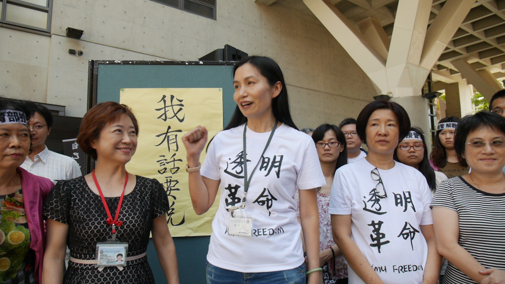 在高醫透明革命轉型正義運動中，總是身先士卒站在第一線，深具正義與勇氣的吳秀梅2/10上任食藥署長。(記者林崑峯攝)