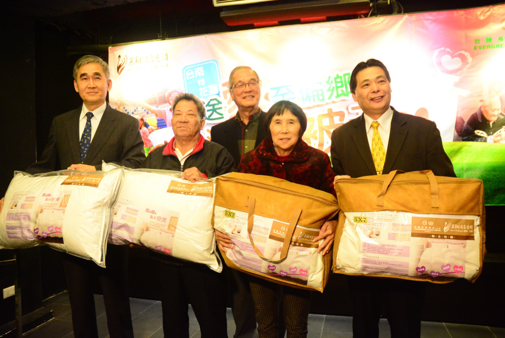 台南台糖長榮酒店總經理鄭東波(右)、門諾基金會董事吳水雲(後中)、麗翔酒店董事長張正光(左)將生活寢具致贈給門諾照顧戶,由兩位長輩(前排)代表出席接受。圖/王志偉