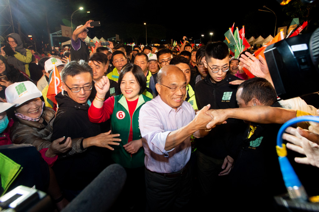 民進黨新北市長候選人蘇貞昌20日晚間於鶯歌舉辦「新新北會做事」晚會，熱情民眾嗨翻正義籃球場。圖／蘇貞昌競選辦公室提供