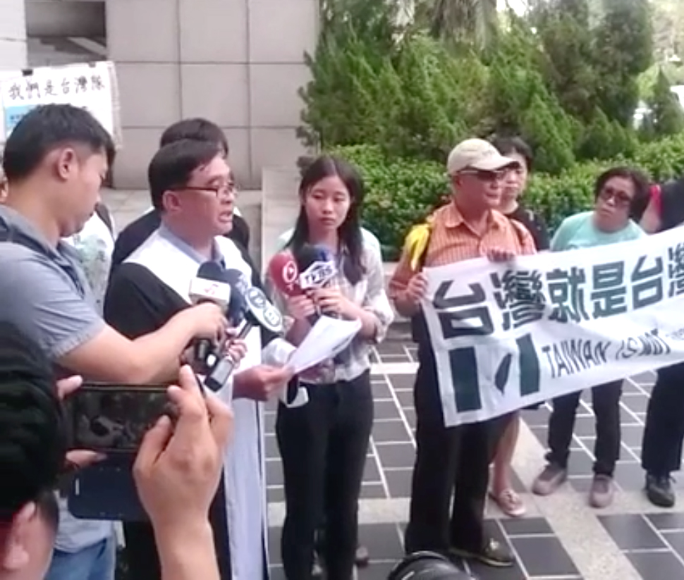 「台灣就是台灣，TAIWAN IS NOT CHINESE TAIPEI」被硬凹成「政治性文宣物品」，被當作「違法」，才會發生洲際棒球場這一遺憾事件。圖／取材自陳慧軒臉書