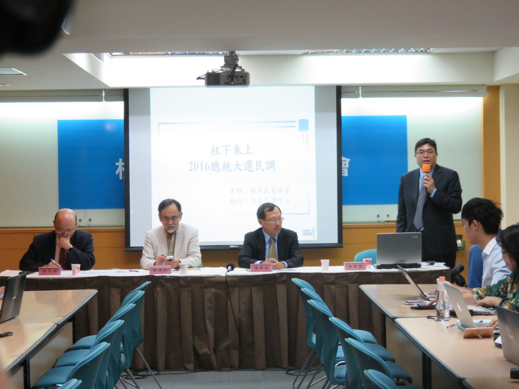 兩岸政策協會今（8）日公佈最新民調顯示，若換柱，民進黨總統參選人蔡英文以42.1%，領先國民黨總統參選人朱立倫19%，及親民黨總統參選人宋楚瑜的14.1%。(記者唐詩攝影)