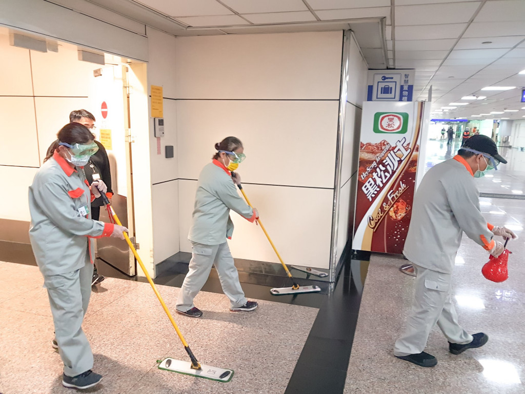 觀光局今天證實，派駐在桃園國際機場旅客服務中心員工確診武漢肺炎，與確診個案一起工作的3名同事居家隔離。圖/取自桃機臉書